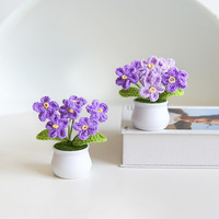 Handgemaakte gebreide vergeet-mij-nietjes bloemen, creatieve kleine kunstplanten in pot voor thuisdecoratie, unieke ornamenten, cadeaus