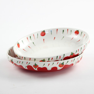 Assiette en céramique personnalisable sur le thème des fraises, mignonne et idéale pour la maison, plat rond en céramique sous glaçure de 8,5 pouces. - Product Image 1