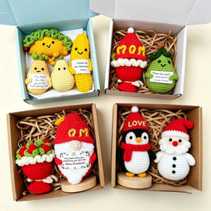 Cadeau de Noël fait main, poupée de Noël tricotée, Père Noël au crochet, bonhomme de neige, renne avec boîte, poupée de Noël au crochet pour la décoration - Product Image 2