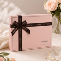 Boîte cadeau rectangulaire rose de luxe avec couvercle et base, ruban brun imprimé, nœud, boîte en carton rigide pour vêtements et bijoux