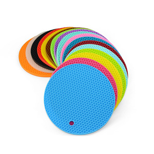 Tapis de protection rond en silicone épais, isolant thermique, pour ouvre-bocal et dessous de plat, motif nid d'abeille - Product Image 1