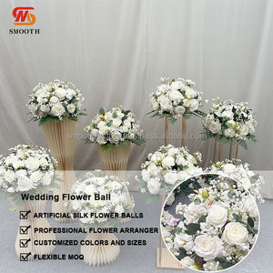 Centros de Mesa Decorativos para Bodas con Rosas Blancas Artificiales Hechas a Mano y Flores de Baby's Breath - Product Image 2