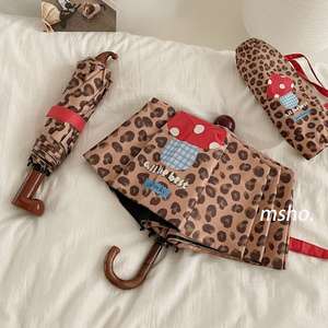Parapluie pliant à 8 panneaux avec poignée en bois courbée à imprimé léopard et applique champignon rouge, idéal pour les femmes en voyage et la promotion de marques - Product Image 3