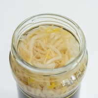 Nouvelle saison, germes de haricots mungo en conserve avec saveur naturelle de poire dans des bocaux en verre de 330 ml