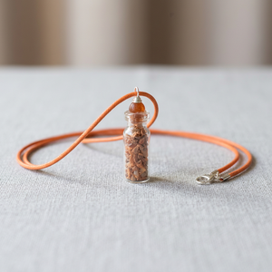 Pendentif en éclats d'agate pêche sur cordon orange, style bohème, bijou unisexe, cadeau - Product Image 3