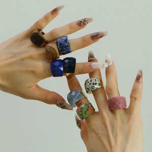 Anillo de Resina con Cristales de Colores, Joyería de Moda, Diseño Único y Elegante, Accesorio de Fiesta, Regalo para Mujer - Product Image 4