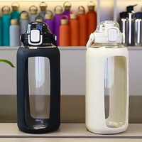 Bouteille d'eau en verre SW-033 de 74oz avec couvercle en paille et poignée Bouteille en verre motivante de demi-gallon avec manchon en silicone Marqueur de temps