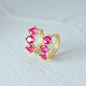 Boucles d'oreilles créoles Huggies CANNER en argent sterling 925 plaqué or 18 carats avec triple rubis rouge rose et zircon 5A pour filles et femmes - Product Image 2