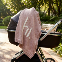 OEM Personnalisé 45x60cm "hi." Couverture de poussette tricotée brodée pour bébé, cadeau de naissance pour les boutiques de vêtements pour nouveau-nés