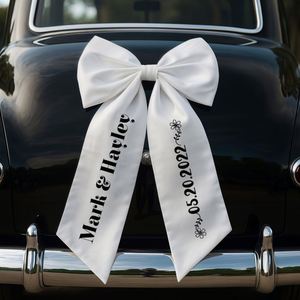 Nœud de décoration de voiture de mariage personnalisé en plastique, élégant, avec grand ruban de satin blanc, noms et date, pour douche nuptiale et lune de miel - Product Image 1