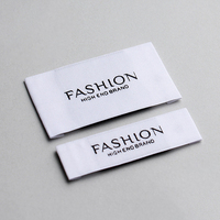 Étiquettes de cou de vêtement blanc privé tissé Fabricant de vêtements textiles Étiquettes de tissu de logo sur mesure pour vêtements