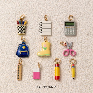 Adicto a la Papelería |   Mini Dijes Esmaltados de Acero Inoxidable con Baño de Oro PVD de 18K para Escritorio Escolar |   Mochila con diseño de lápiz y tijera, colgante para bolígrafo DIY - Product Image 4