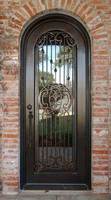 Puerta de entrada de hierro forjado con forma de arco único con apertura abatible de ventana de vidrio para uso residencial