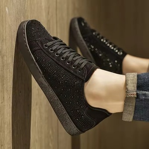 Chaussures basses en daim noir de haute qualité pour hommes, avec strass scintillants, semelle plate en caoutchouc, baskets décontractées - Product Image 4