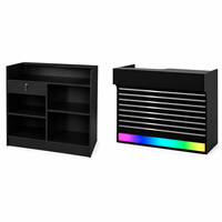 Mostrador de Servicio para Tienda Boutique de MDF, con Listones Metálicos Horizontales, Tira de Luz RGB Dinámica y Gabinete Auxiliar Multigrid
