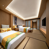 Ensemble de meubles en bois massif pour chambre double d'hôtel japonais : tête de lit, lit, coffre de rangement, zone tatami, table d'étude, porte coulissante, mur de fond