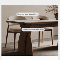 Ensemble de table à manger rétro française avec plateau en pierre frittée, pieds en bois massif en forme de X, structure en chêne, chaises crème pour la maison et la villa