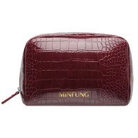 BSCI Maßgefertigte Wasserdichte Goldfolien-Prägung Wasserdichter Stoff Geräumiges Interieur Tragbare Geprägte BURGUNDY Kroko-Effekt Leder-Tasche