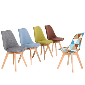 Chaises de salle à manger scandinaves avec coussin supérieur convertible, meubles de maison nordiques, pieds en bois, design contemporain, matériau en tissu - Product Image 1
