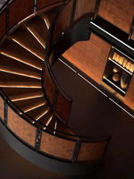 Escalier rotatif intérieur de style rétro sur mesure pour villa, avec main courante et garde-corps intégrés