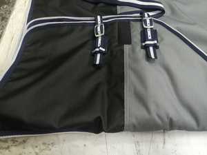 Manta impermeable premium para caballos para protección invernal y comodidad al montar al aire libre - Product Image 2