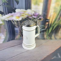 Chope à bière classique allemande en porcelaine blanche de qualité supérieure - Tasse à couvercle en aluminium orné avec des accents dorés pour le vin et la bière