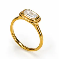 Edelstahl Modeschmuck Ring, Rechteckiger Klarer Zirkon im Fassungsschliff, Vergoldet, Minimalistischer Eleganter Alltags-Fingerring