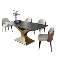 Ensemble de table à manger carrée en pierre frittée avec base en métal doré et plateau en dalle de roche, chaises confortables pour appartement, hôtel, villa