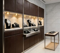 Ensemble de vitrine de luxe pour montres en cuir, vitrine en verre avec finition dorée en acier inoxydable et éclairage LED pour boutiques de montres haut de gamme