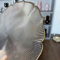 Assiette de présentation en verre transparent à bord ondulé et festonné, finition argentée électroplaquée, style nordique moderne de luxe, pour la location d'événements et de mariages