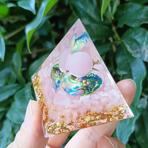 Pyramide en résine époxy avec pierres de cristal, ornement de bureau, œil de chat rose, quartz rose, décoration d'aquarium, cadeau - Product Image 3