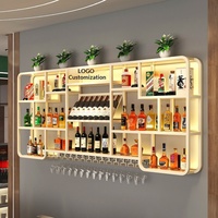 Armoire à vin murale éclairée en métal moderne et présentoir sur mesure pour restaurants et magasins
