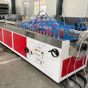 Machine de fabrication de clôtures d'arène de dressage pour chevaux en PVC de qualité supérieure / Ligne d'extrusion de production de clôtures en PVC - Product Image 3