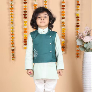 เด็กชายตัวเล็กแสนสุขในชุดพื้นเมืองอินเดีย นั่งบนเก้าอี้พร้อมพวงมาลัยดอกไม้ ฉากหลังเป็นภาพถ่ายงานรื่นเริงที่กำลังยิ้มแย้ม - Product Image 1