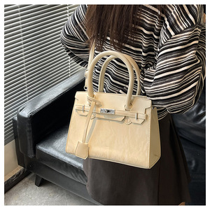 Sac fourre-tout décontracté structuré moderne pour femme - Sac à main texturé inspiré avec fermoir à fermoirs, poignée supérieure et bandoulière amovible en PU - Product Image 5