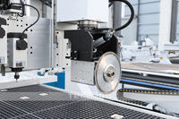 Routeur CNC à lames rotatives multi-têtes à 360 degrés pour le bois avec coupe biseautée à 45 degrés