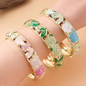 Venta al por mayor de fábrica: Pulsera de cadena y eslabones chapada en oro con diseño retro de flores y hojas verdes, hueca y ancha, para mujer. - Product Image 1