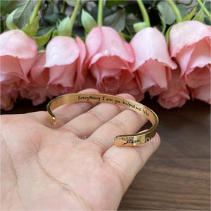 Brazalete de acero inoxidable de 6mm para mujer, niña, inspiración, regalo de amistad, "Mamá, todo lo que soy, me ayudaste a ser" grabado - Product Image 6