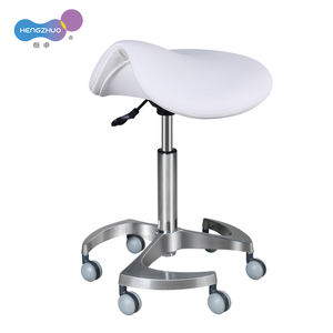 Cadeira de Beleza para Salão com Apoio para os Quadris e Pedal, Altura Ajustável de 14cm, Rotação de 360 Graus, Estofamento em Couro, Banco de Barbeiro - Product Image 2