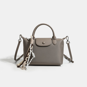 Sac à main bandoulière/porté croisé pour <span class=keywords><strong>femme</strong></span>, collection automne-hiver 2026, style mini, avec pompon, en nylon, fermeture à rabat, tendance et polyvalent, très populaire - Product Image 1