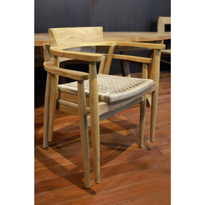 La silla apilable Aksa presenta madera de teca duradera y elegante ratán sintético, con medidas de 61x59x75 cm, cuidadosamente pulida. - Product Image 1