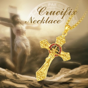Collier Pendentif Croix de Saint Benoît Plaqué Or 18K avec Émail Rouge et Bleu, Bijou Catholique de Protection <span class=keywords><strong>pour</strong></span> Hommes - Vente en Gros - Product Image 6
