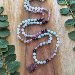 อะความารีนแสนโรแมนติก, การ์เนต, สตรอเบอร์รี่ควอตซ์มาลา, ลูกปัดมาลาผูกปมด้วยมือ <span class=keywords><strong>108</strong></span> เม็ด, สร้อยคอสำหรับทำสมาธิ, คริสตัลบำบัด, เครื่องประดับโยคะ - Product Image 2