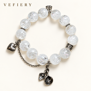Bracelet en perles de quartz craquelé transparent avec entretoises argentées et breloques pendantes - Product Image 1