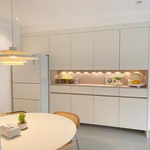Aparador para Refrigerador con Altura Ajustable y Panel Trasero Ventilado para Cantina de Personal, Cocina Compartida y Espacio de Almacenamiento en el Comedor - Product Image 1