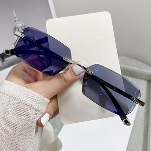 Occhiali Fotocromatici Senza Montatura TR90 con Dettagli Diamantati Laterali, Occhiali da Donna Anti-Riflesso Originali per Protezione Occhi da Computer 2026 - Product Image 4