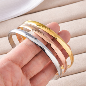 Conjunto de brazaletes de acero inoxidable multicolor, chapados en oro de 18k, con acabado liso y pulido, para mujer, de lujo, para regalo de boda. - Product Image 4
