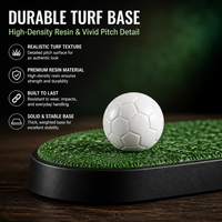 Statuette de footballeur en résine, figurine de football, maillot blanc, short noir, base en herbe verte, artisanat en résine pour décoration sportive