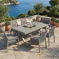 Table de jardin extérieure avec structure en aluminium, plateau en lattes WPC imitation bois et design à pieds en X