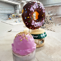 Sculpture géante personnalisée en fibre de verre en forme de beignet, mascotte de personnage de dessin animé en PRV, décoration commerciale pour centre commercial et vitrine de pâtisserie